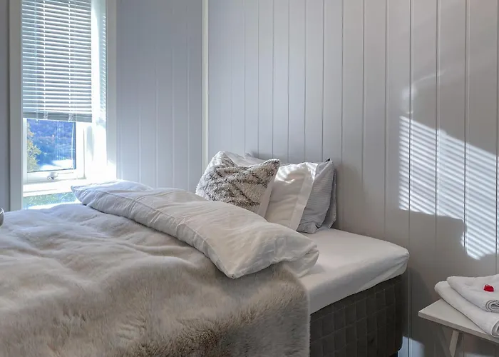 3 Bedroom Awesome In Nyaraló Nordfjordeid